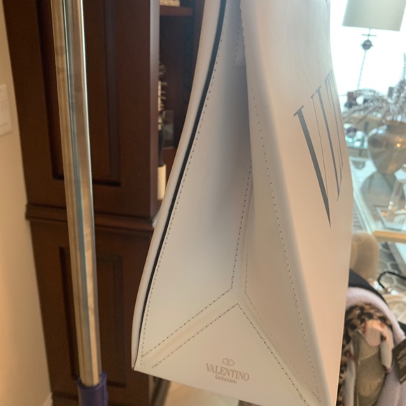 NWOT Valentino Garavani White/Black Leather Magnetic Handbag - Picture 2 of 8